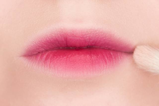 La touche finale sur le maquillage des lèvres