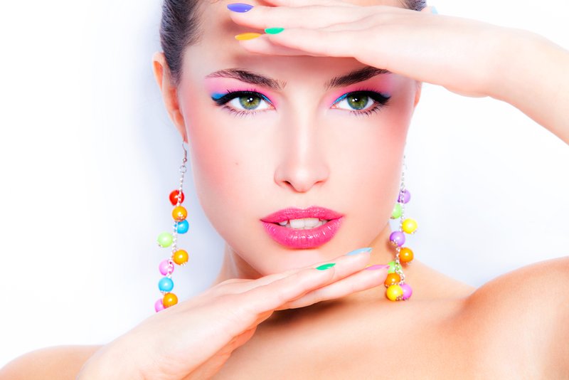 Gekleurde pijlen zien er mooi uit bij het aanbrengen van lichte make-up
