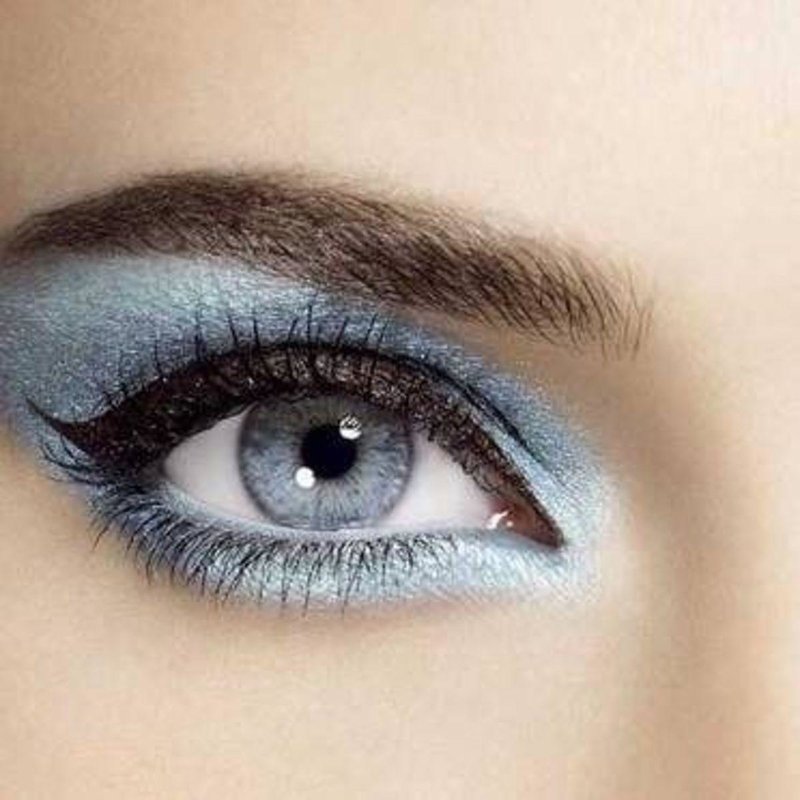 Spektakularny makijaż z masy perłowej dla niebiesko-szarych oczu