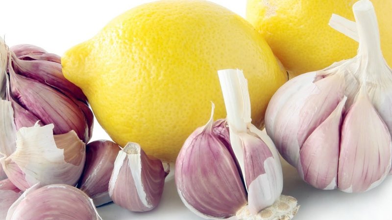 Masque capillaire efficace à base de citron et d'ail