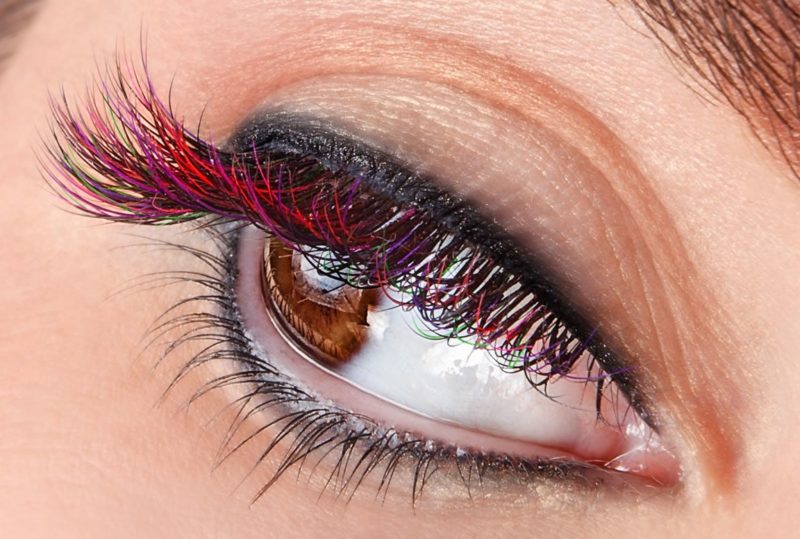 Make-up s čiernym očné linky a červené riasenky