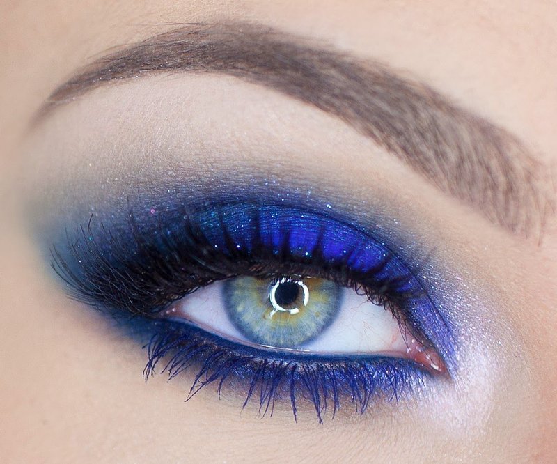 Svetlý večerný make-up pre modré oči