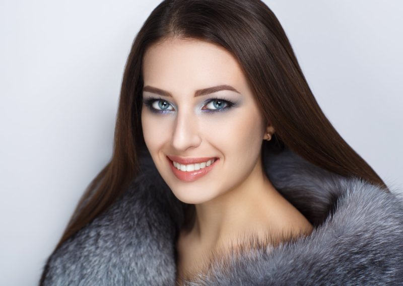 Make-up pro brunety se studeným barevným typem
