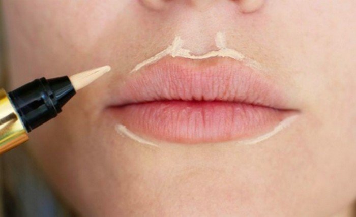 Sử dụng kem che khuyết điểm quanh môi