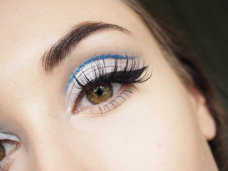 Minimalistyczny krój zagnieceń z brokatem eyeliner w kolorze niebieskim