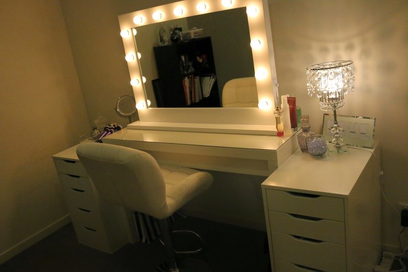 Toalettbord med speil og bakgrunnsbelysning