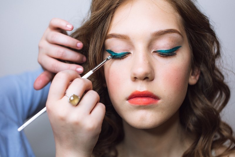Make-up met heldere turquoise pijlen