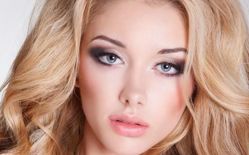 Svetlý make-up pre šedovlasú blondínku