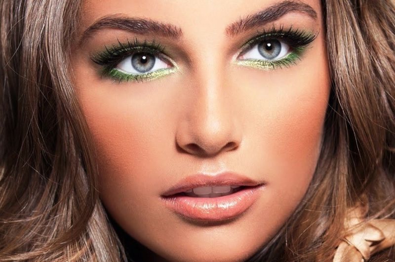 Maquillage de soirée dans les tons verts pour les yeux bleus