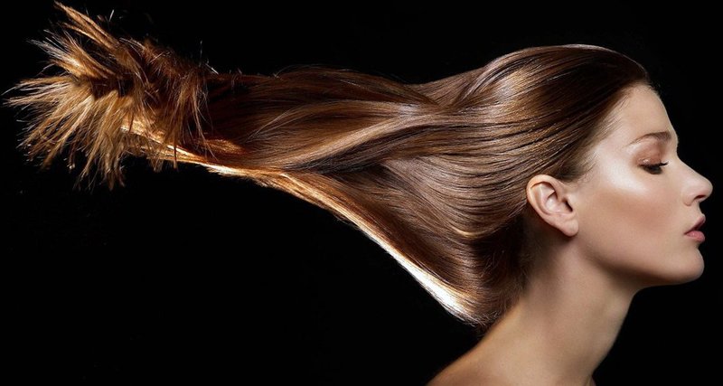 Ricinusolje brukes til å styrke håret.