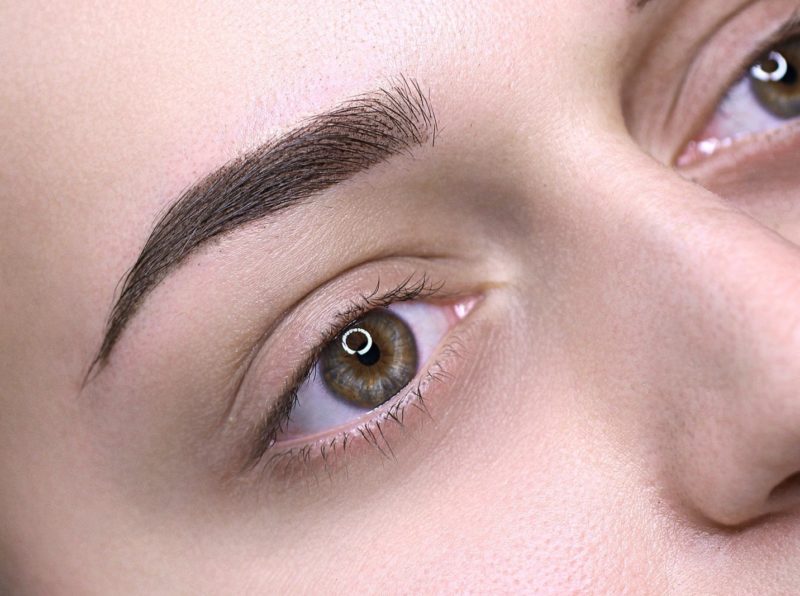 Kombinert permanent øyenbrynsmake-upteknikk