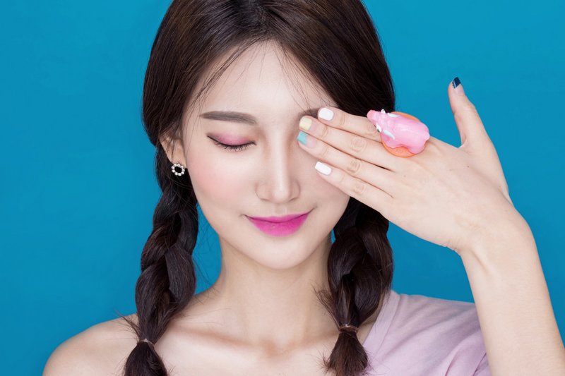 Korėjos moteris su lengvu makiažu ant veido