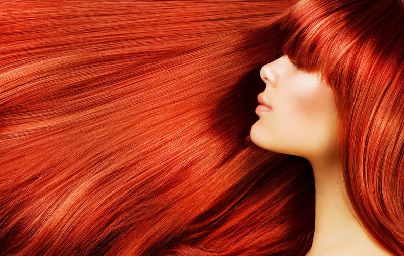 Červeně zbarvené vlasy