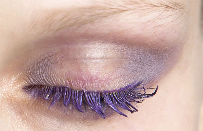 Liliowy makijaż z fioletowym tuszem do rzęs