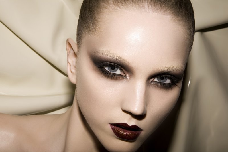 Klassieke rokerige make-up met donkere lippenstift