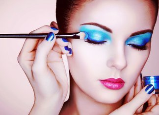Modré kovové oční stíny večerní make-up