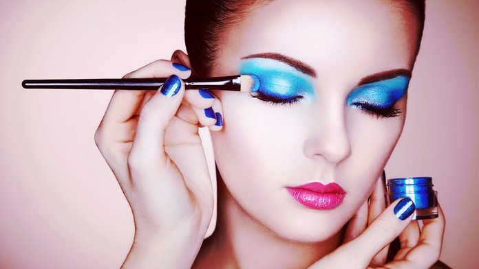 Blauwe metallic oogschaduw avond make-up