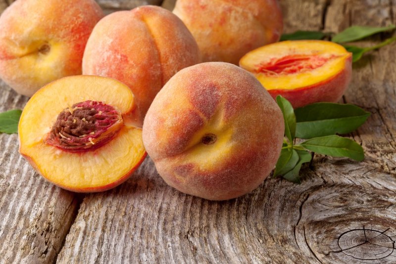 Kaukė su persiku maitina garbanas svarbiausiais vitaminais
