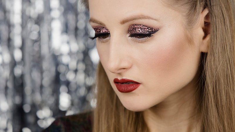 Lila make-up met glitters en heldere lippen