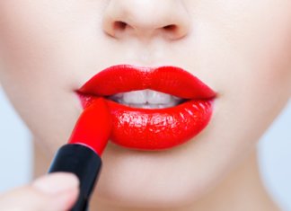 Het toepassen van lippenstift op de lippen