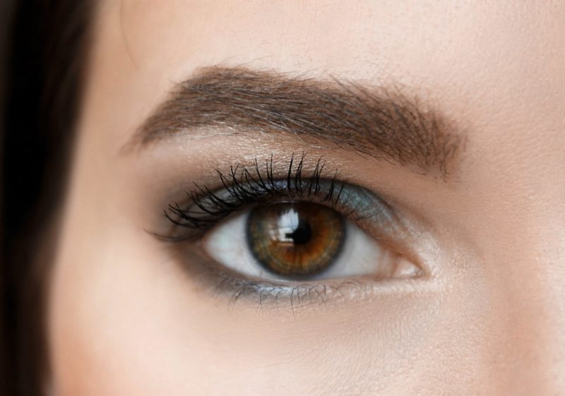 Maquillage lumineux pour les yeux bruns et le siècle imminent