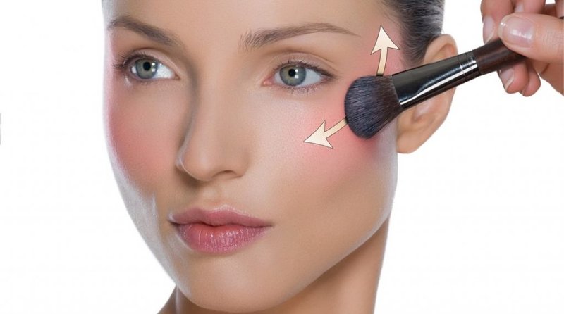 Blush aanbrengen voor naakt make-up