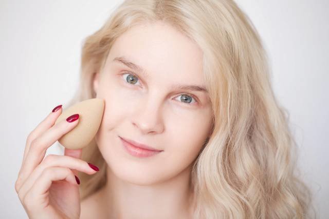 Application de fond de teint - la deuxième étape du maquillage nude