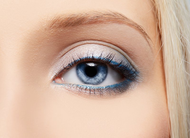 Maquillage de soirée doux pour les yeux bleus