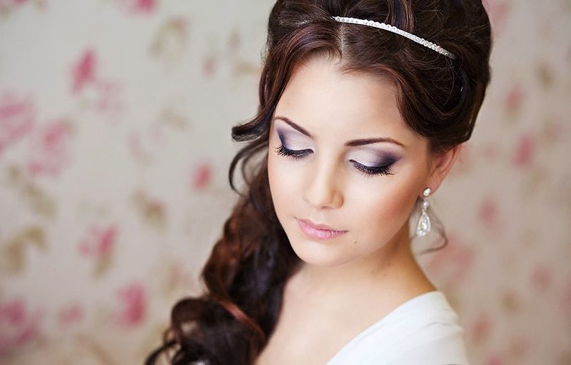 Svadobný make-up pre brunetky vo fialových odtieňoch