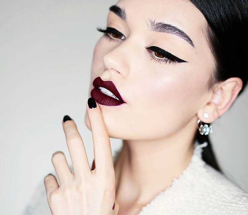 Maquillage de style grunge avec des flèches et du rouge à lèvres.