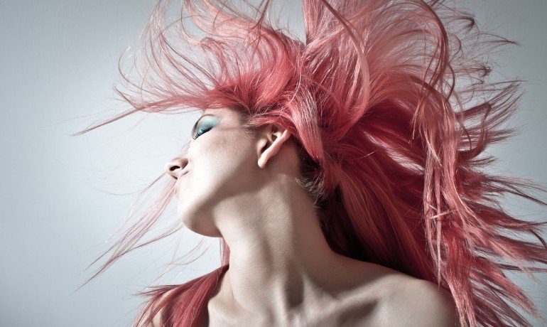 Părul vopsit în roz