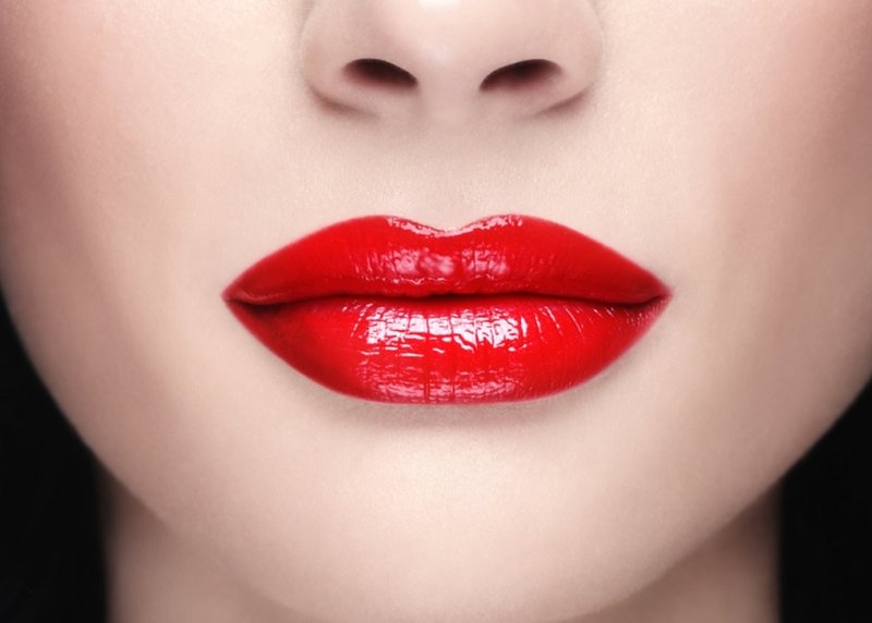 Lors du maquillage, les lèvres sont peintes dans des tons saturés