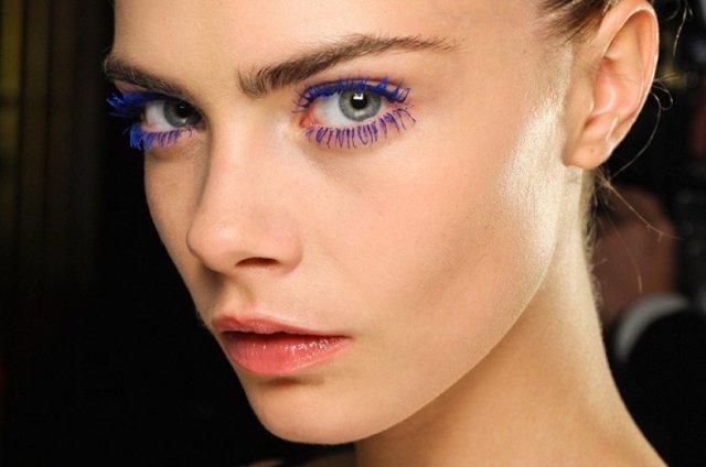 Pri nanášaní jasného make-upu sa používa farebná riasenka