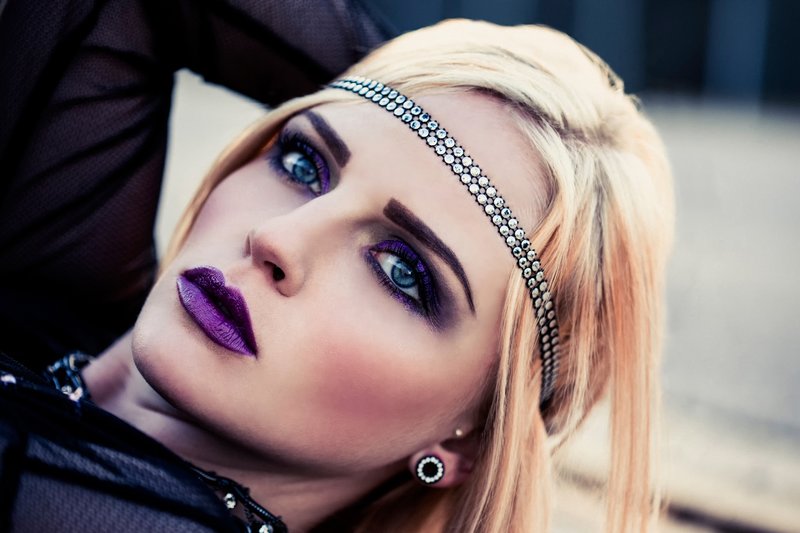 Stylový grunge make-up ve fialových odstínech
