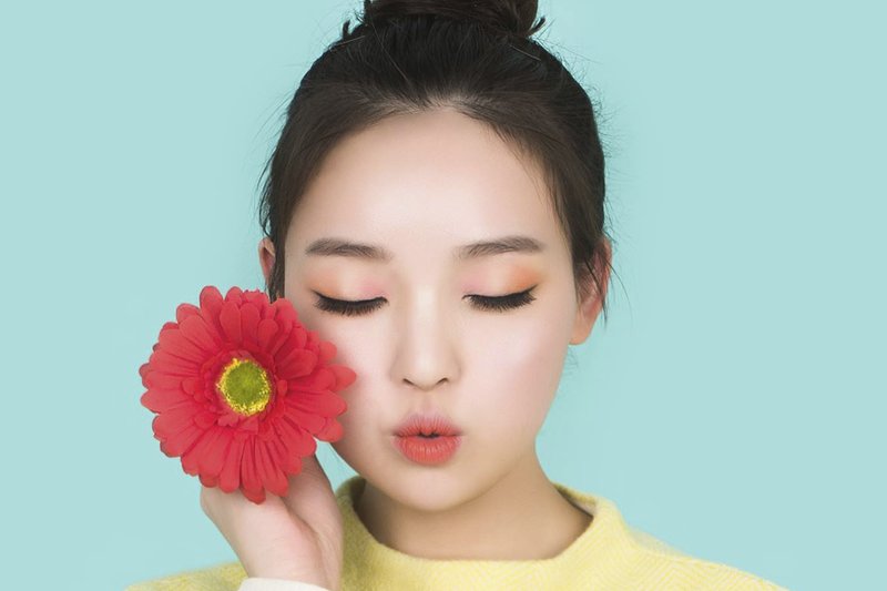 Korėjos moteris su gėle