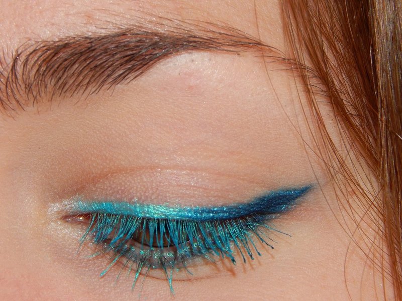Frisse frisse make-up met turquoise eyeliner en inkt