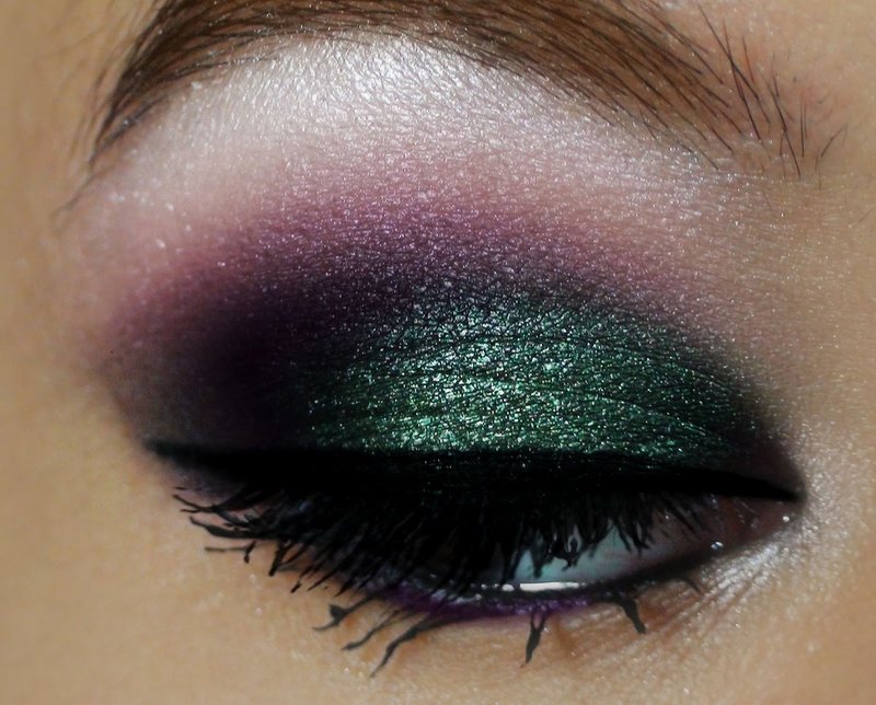 Kouřový make-up v zelených a fialových tónech