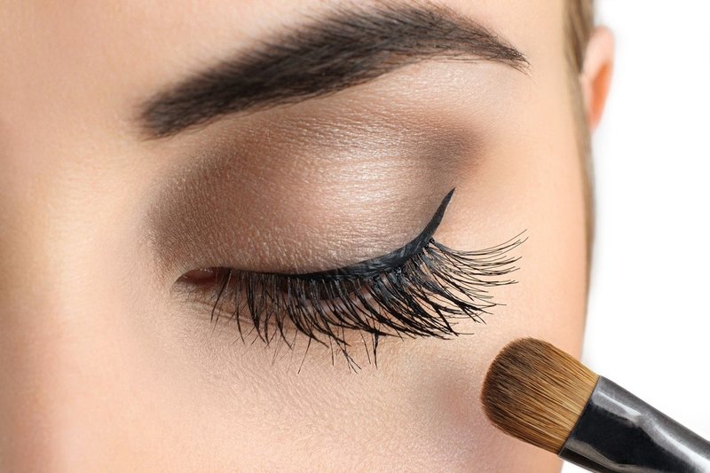 Denný make-up s nahými šípkami pre sivé oči