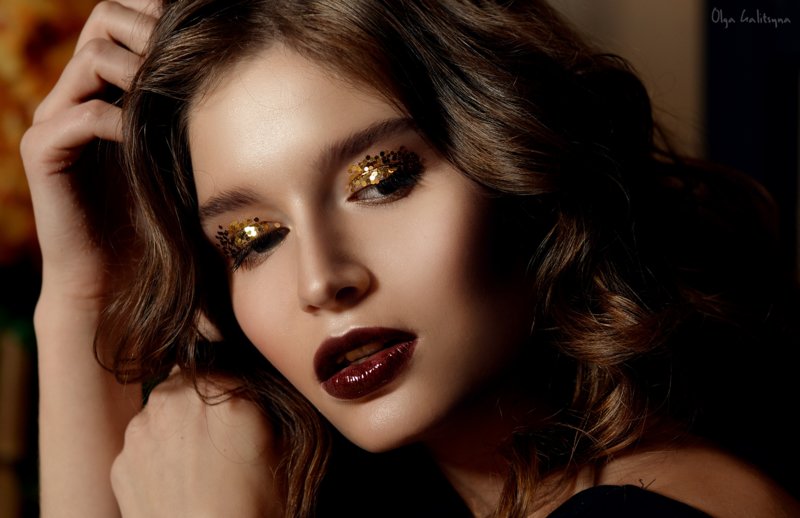 Makeup med gylden kamifibuki og mørke lepper