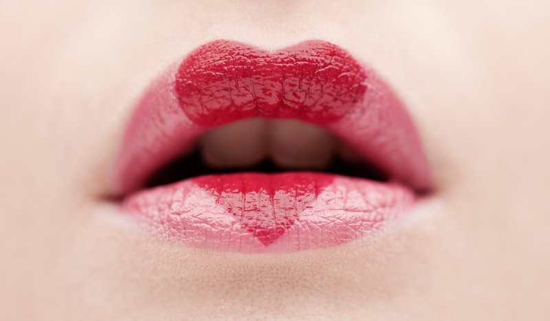 Maquillage des lèvres créatif pour la soirée