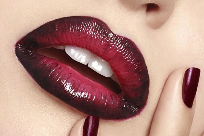Horizontaal verloop op de lippen in donkerrode kleuren.