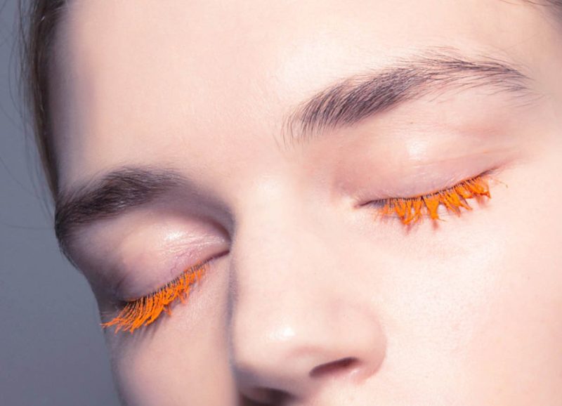 Kleurloze make-up met oranje mascara