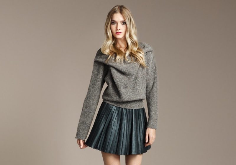 Trumpas plisuotas sijonas su šiltu megztiniu