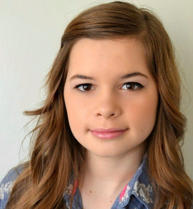 Maquillage pour une adolescente utilisant un fard à paupières blanc et brillant