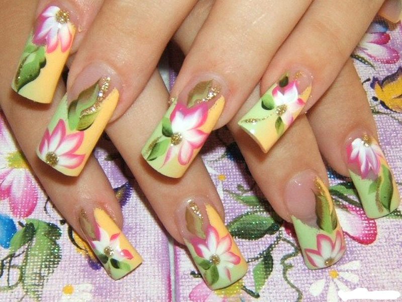 Jasny letni manicure z kwiatami.