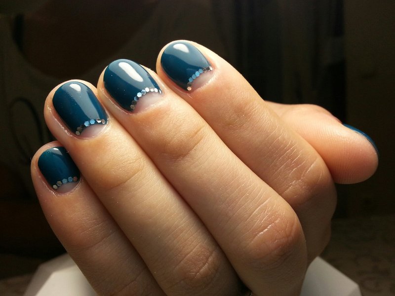 Blauwe manicure met gaten