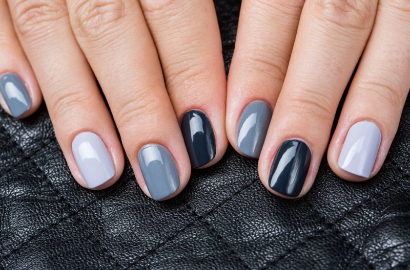 Modieuze manicure in grijstinten voor korte nagels