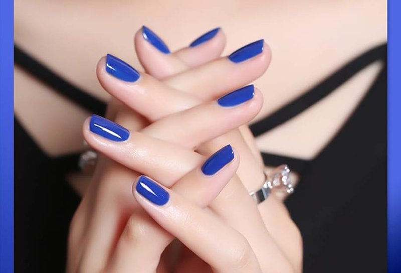 Blå manikyr på korta naglar