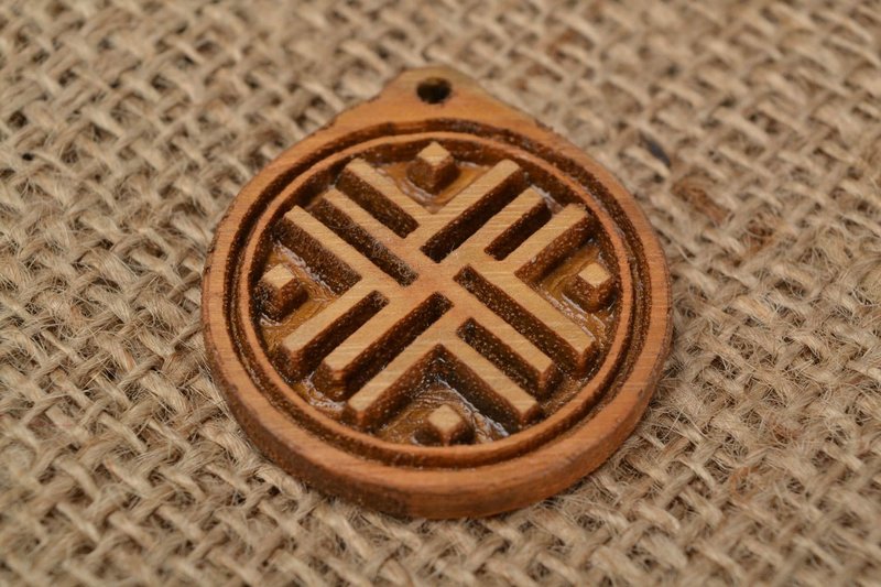 Drewniany amulet