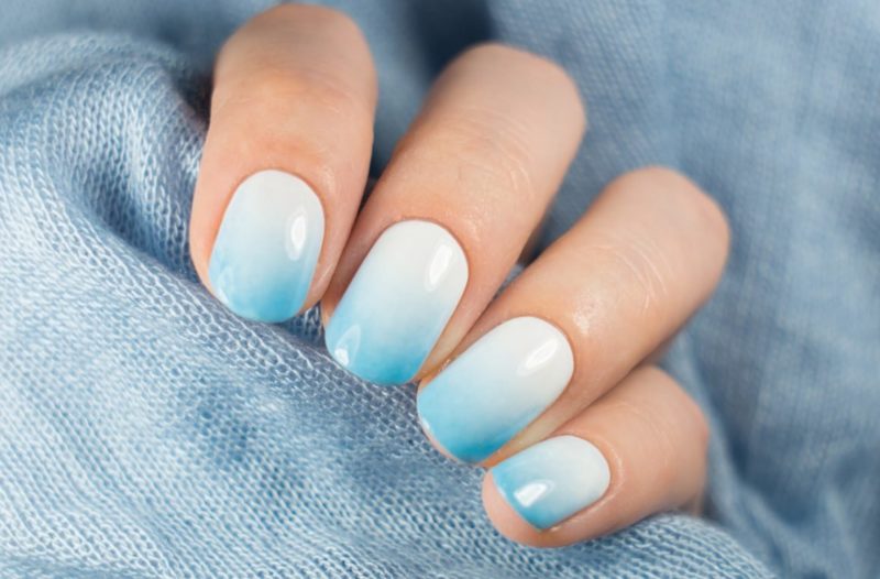 Delikatny niebieski manicure ombre